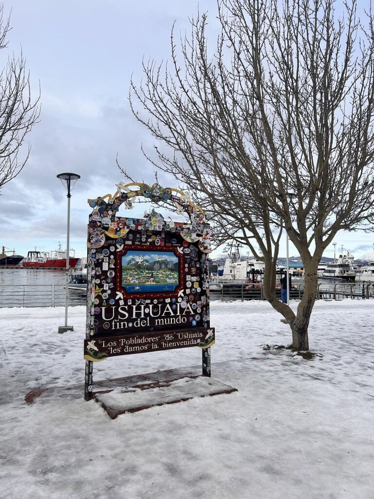 A famosa placa de Ushuaia perto do porto.